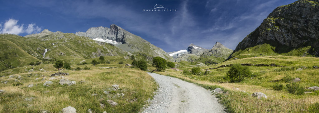 La Val d'Averole, con la Bessanese a sinistra (3.592 m) e l'Ouille d'Arbéron a destra (3.554 m) - Haute Maurienne